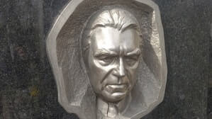 Наиболее достойный способ увековечить вечную память об усопшем